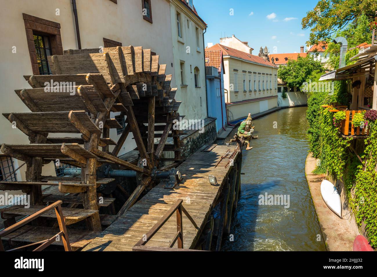 Molino de agua de madera Praga cerca del árbol de arce Foto de stock