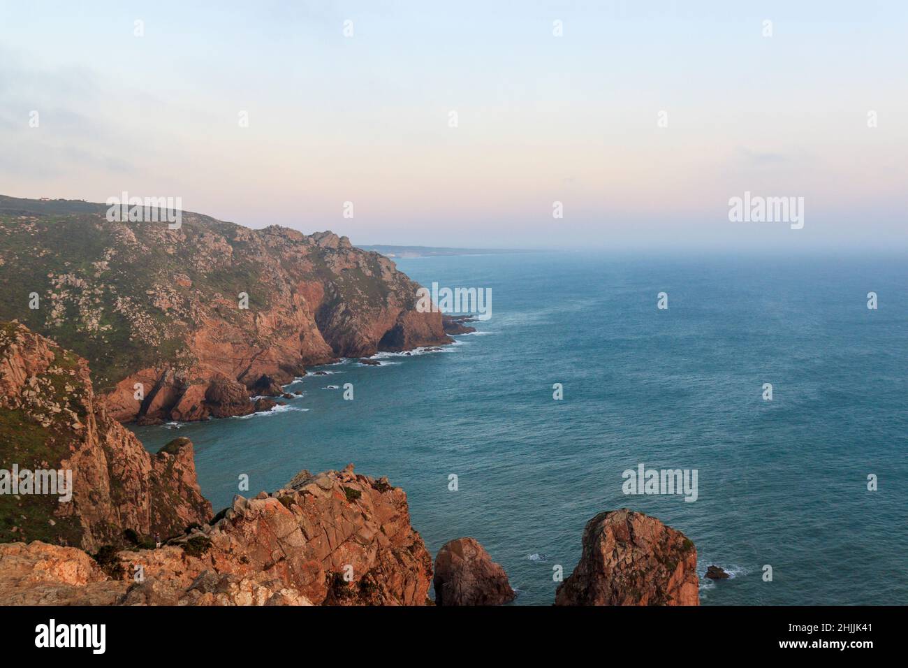 Acantilados sobre el océano Atlántico. El punto más occidental de Europa. El borde de la tierra. Cabo Roca (Cabo da Roca), Portugal. Foto de stock