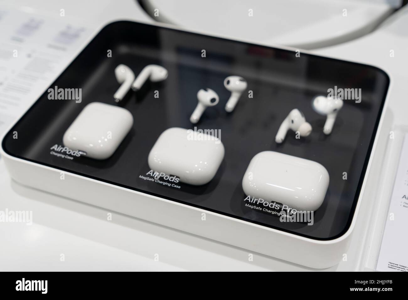 Krasnoyarsk, Rusia, 25 01 2022: Los Airpod de Apple y los Airpod pro  auriculares inalámbricos en el mostrador de la vitrina en la tienda  Fotografía de stock - Alamy