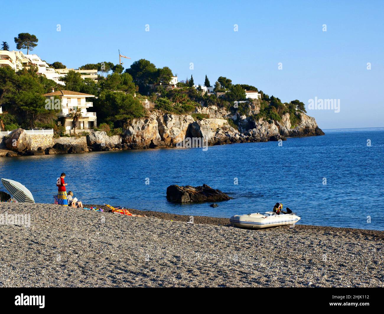 Playa de guijarros y costa en La Herradura, Costa Tropical, España del Sur. Tarde sol de la tarde. Foto de stock