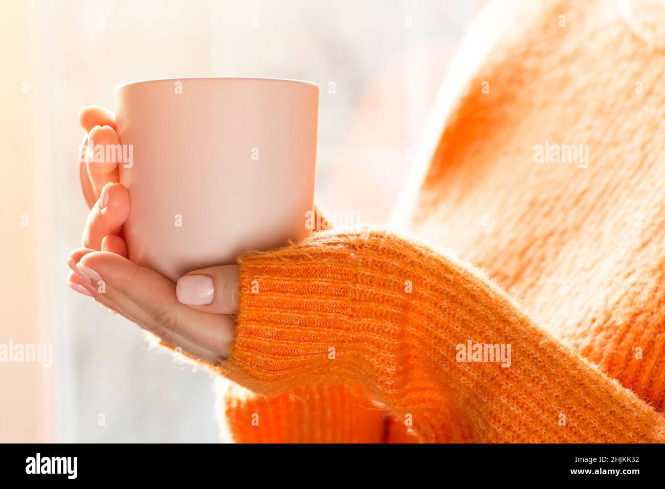 Mujer Manos Sosteniendo Y Mezclando Una Taza De Café Composición