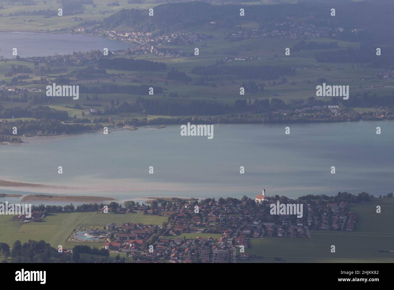 Blick auf den Forggensee und Schangau aus der Vogelperspektive vom Tegelberg Foto de stock
