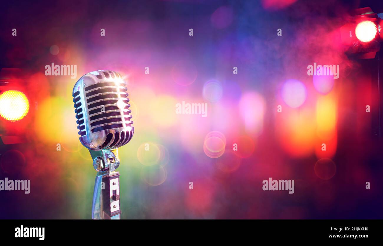 Cantar - Micrófono para karaoke en vivo y concierto - Mic retro con fondo abstracto desfocado Foto de stock