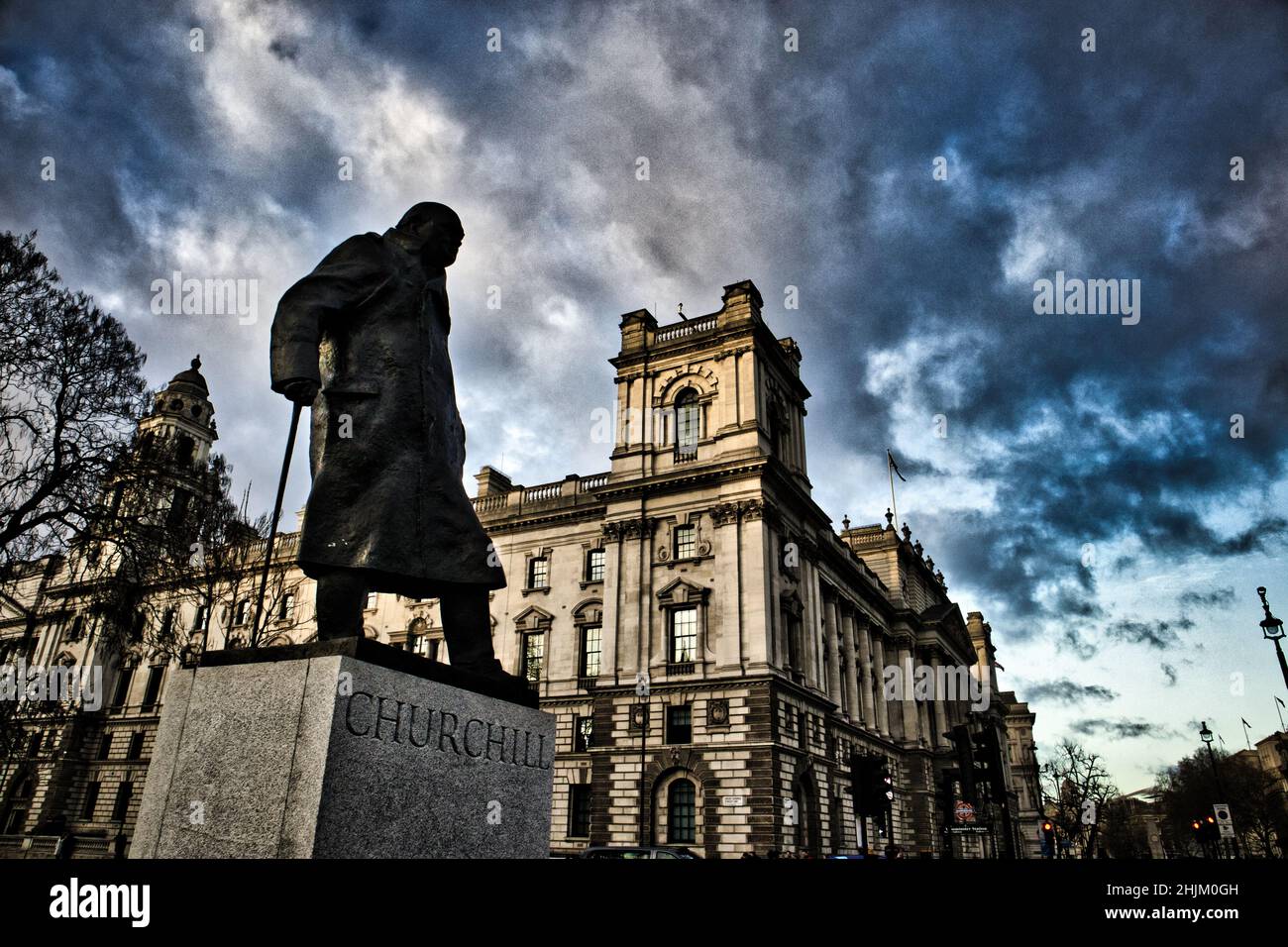 Estatua de Churchill cerca del parlamento en Londres Foto de stock