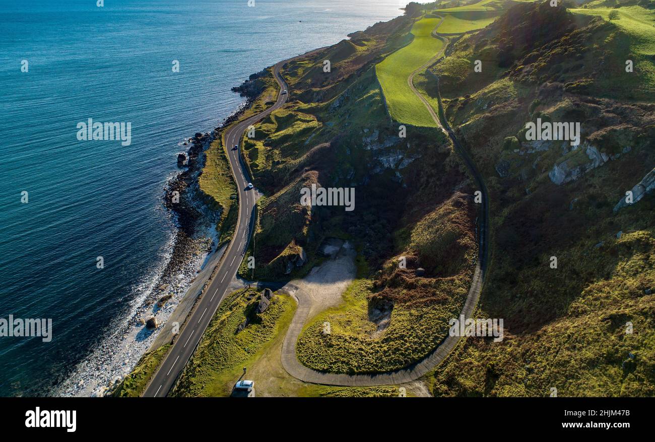 Irlanda del Norte. Costa atlántica con famosa carretera costera llamada Causeway Ruta Costera y acantilados. Una de las carreteras costeras más pintorescas de Europa. Foto de stock