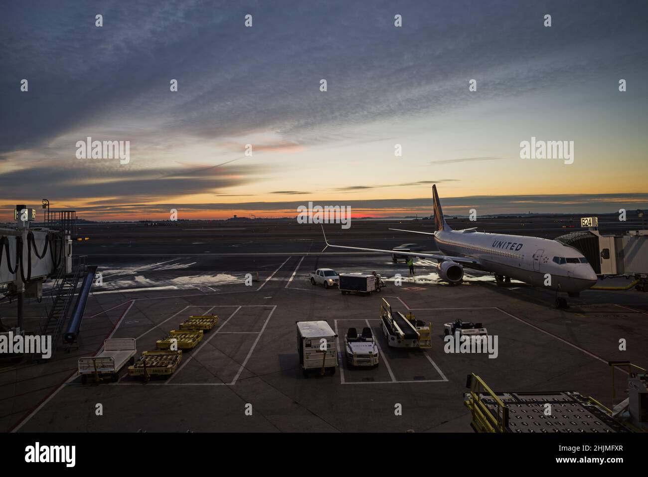 Vista a primera hora de la mañana del avión United Airplane en el aeropuerto Logan de Boston en un frío día de invierno Foto de stock
