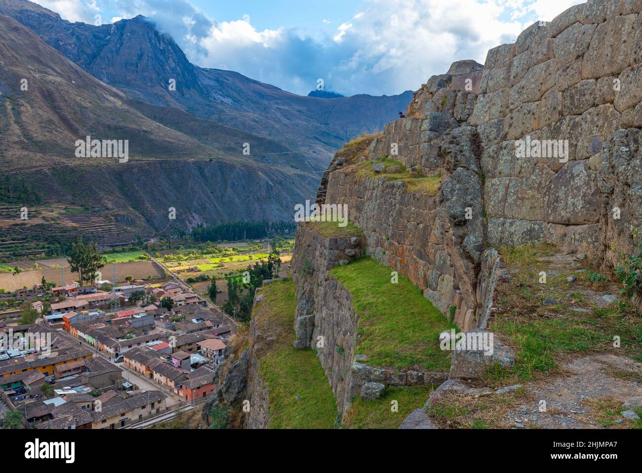 Ruinas incas de Ollantaytambo al atardecer con paisaje del Valle Sagrado del Inca, provincia de Cusco, Perú. Foto de stock