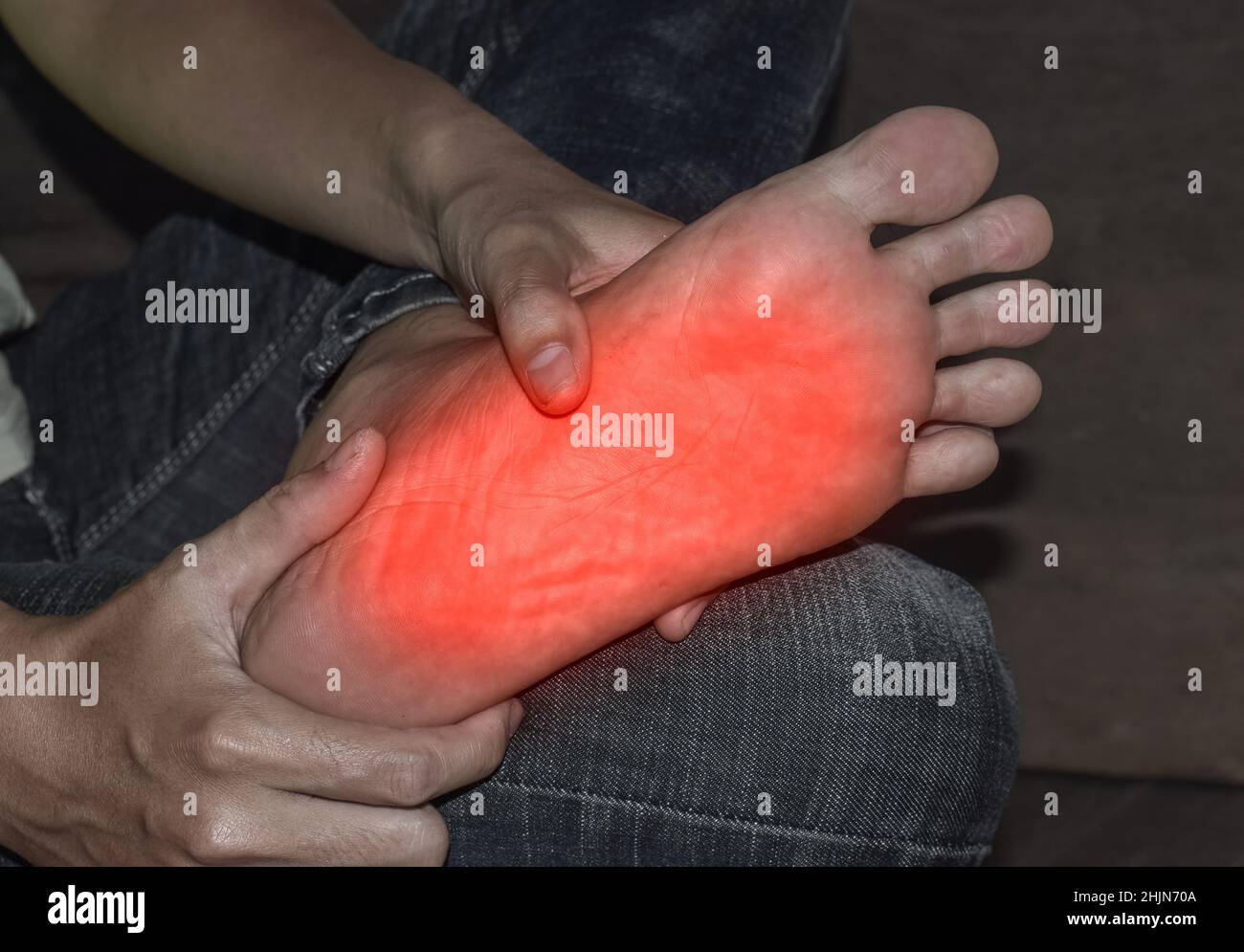 Sensación de hormigueo y ardor en el pie de un joven asiático con