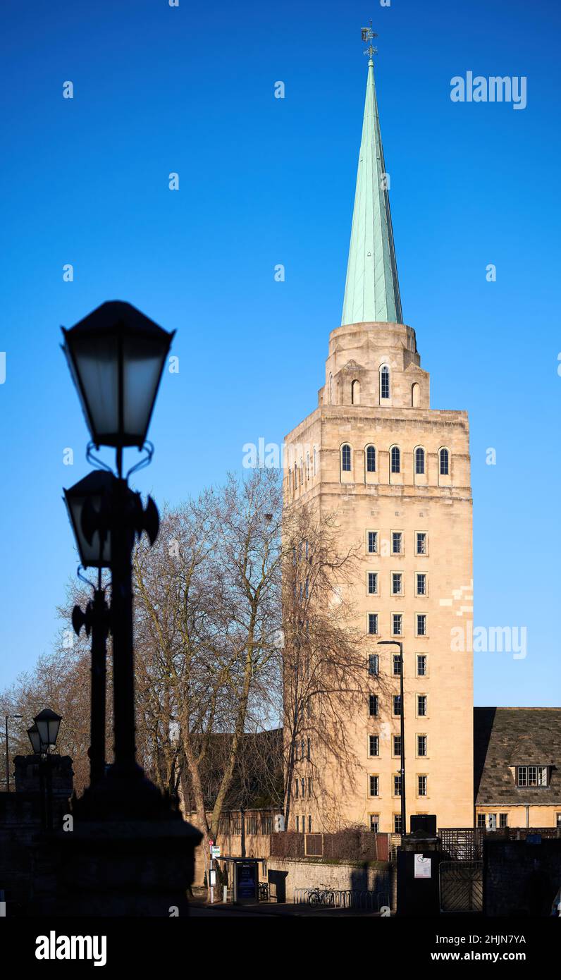 Campanario por encima de la torre en el Nuffield College, Universidad de Oxford, Inglaterra. Foto de stock
