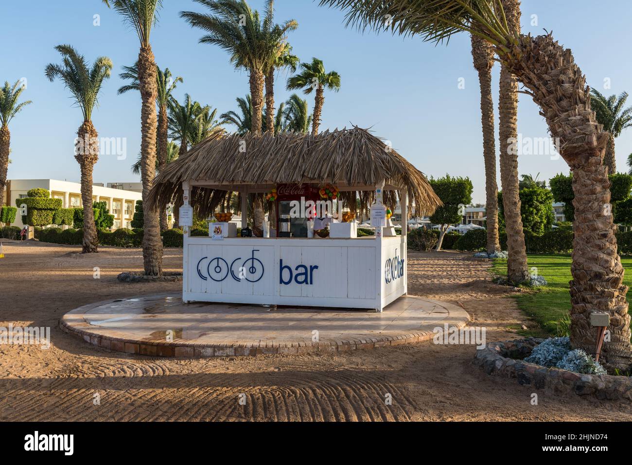 Hurghada, Egipto - 03 de junio de 2021: Vista del Coco Bar en el Labranda Club Makadi en Makadi Bay, que uno de Egipto hermosa Riviera del Mar Rojo. Foto de stock