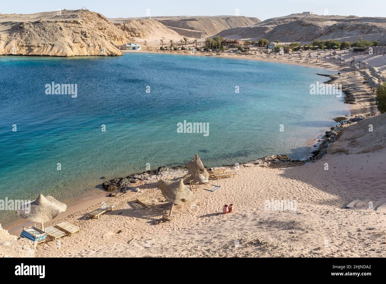 Hurghada, Egipto - 03 de junio de 2021: Hotel abandonado el Al Nabila Grand Bay Makadi y playa vacía sin gente durante una pandemia en la bahía Secret, Hu Foto de stock