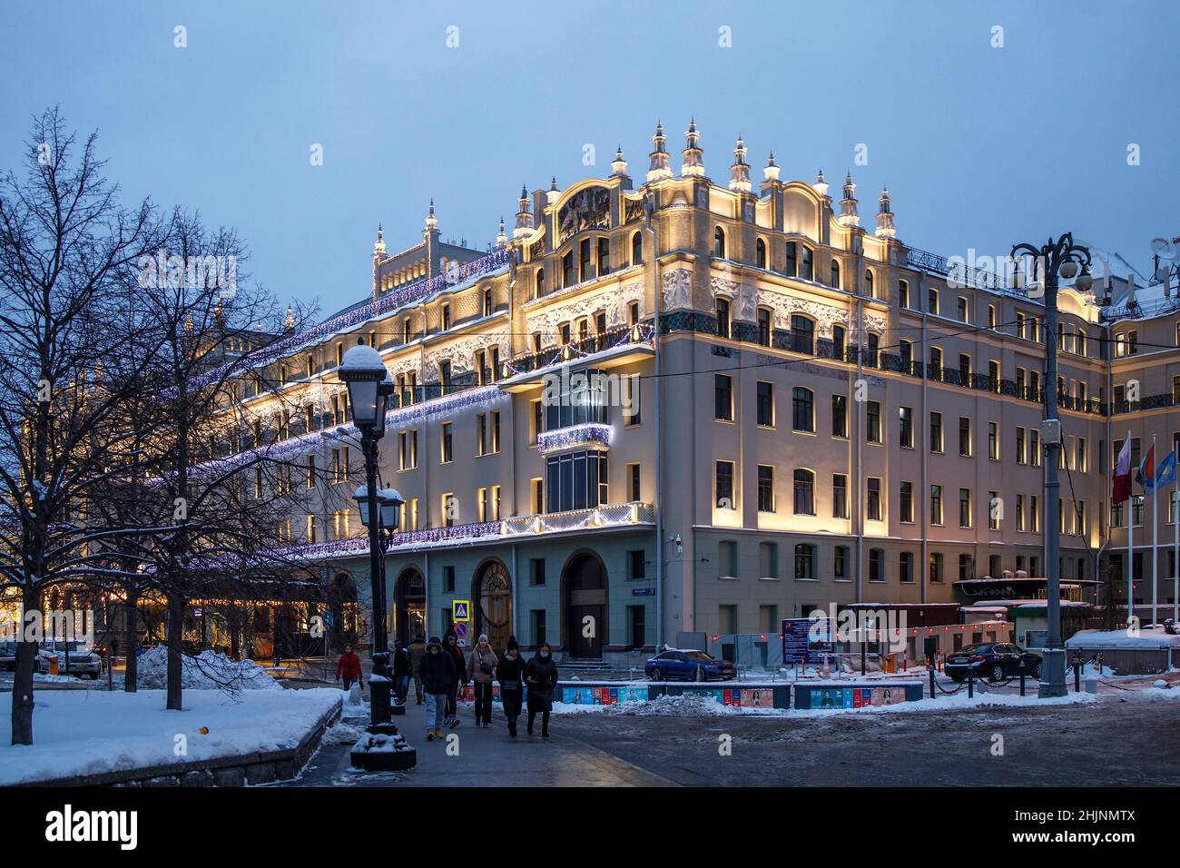 Moscú, Rusia - 30 de enero de 2022, Hotel National iluminado al atardecer en invierno Foto de stock