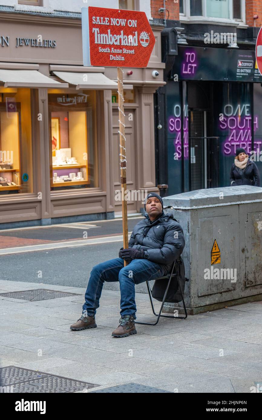 variable Alojamiento Sin aliento Anuncios callejeros en vivo, jóvenes afro americanos se sientan en el banco  con un gran anuncio en la mano, Grafton Street, Dublín, Irlanda Fotografía  de stock - Alamy