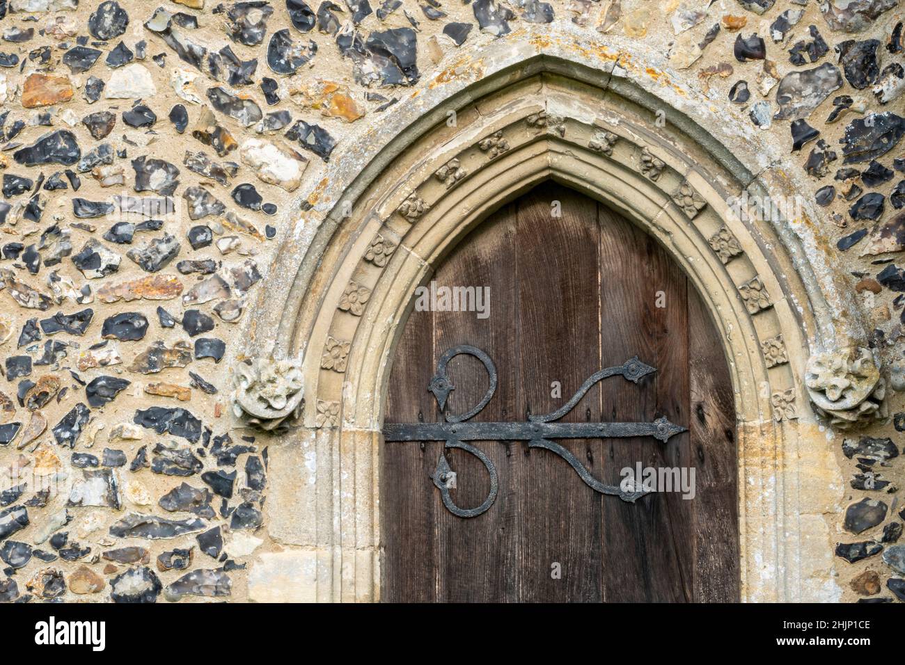 Detalle de puerta en la Iglesia de San Lorenzo, Brundish, Suffolk, Reino Unido Foto de stock