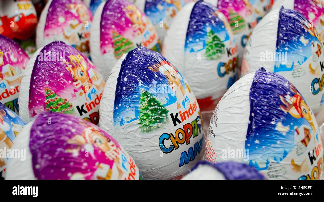 Moscú, Rusia, noviembre de 2020: Primer plano de muchos huevos de chocolate sorpresa Kinder en envases de Navidad con renos. Foto de stock