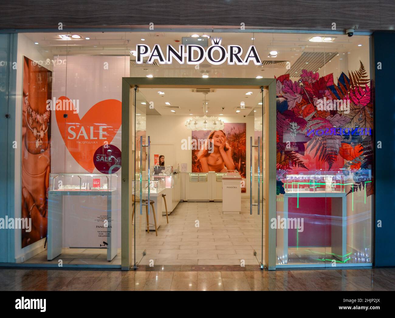 Pandora jewelry store shop window fotografías e imágenes de alta resolución  - Alamy