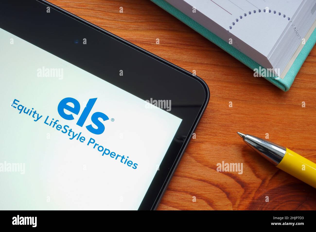 KIEV, UCRANIA - 27 de enero de 2022. El logotipo DE la empresa ELS Equity Lifestyle Properties en la pantalla. Foto de stock