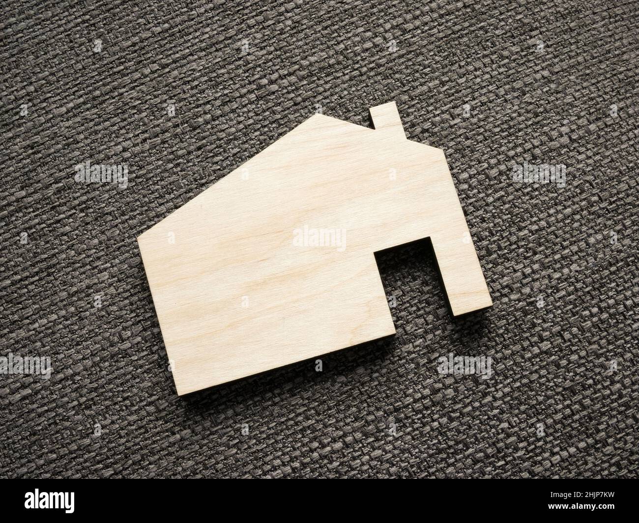 Modelo de madera de la casa. Hipoteca y compra de bienes raíces. Foto de stock