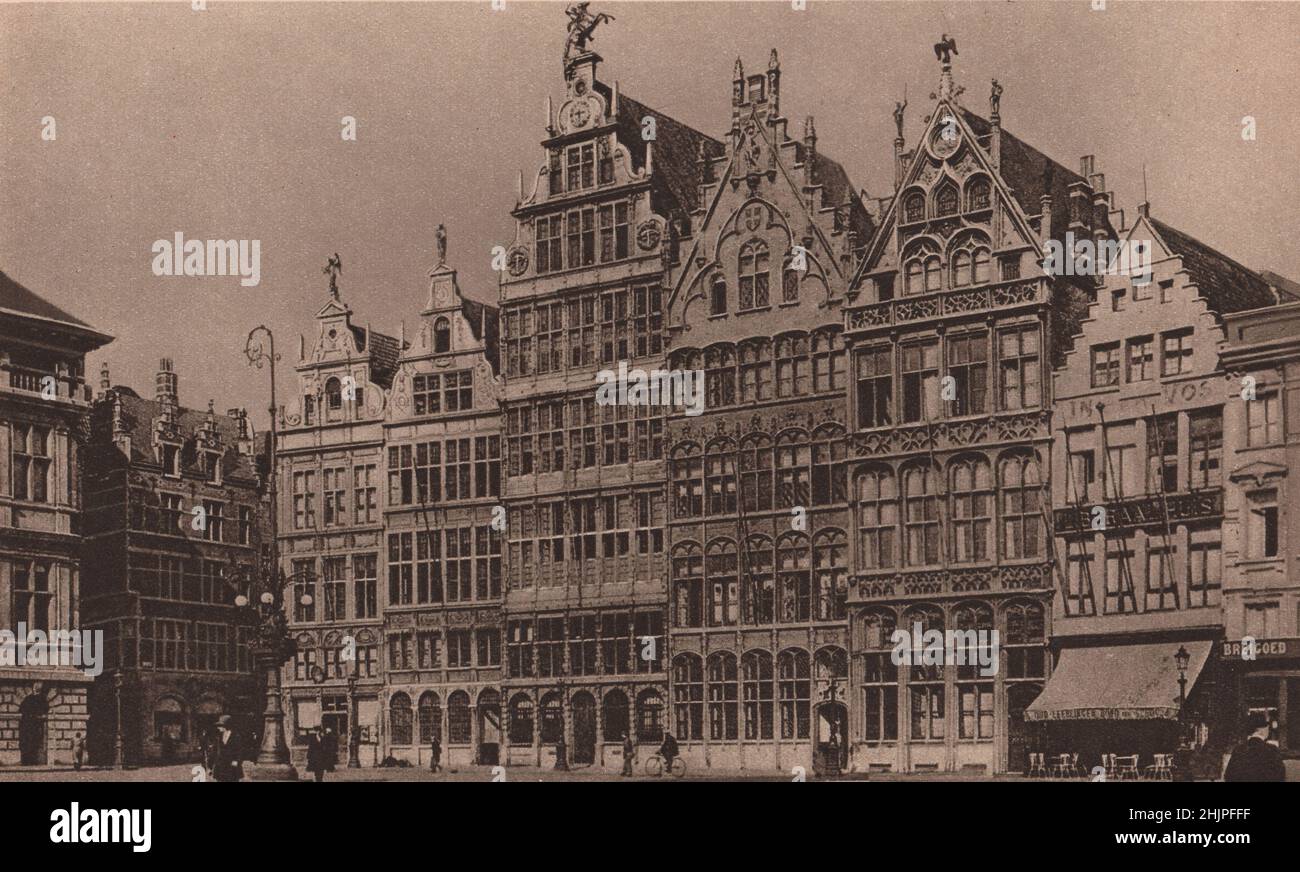 Las Casas de Gremio del siglo 16th en el Grand' Place anteriormente pertenecían a varias corporaciones comerciales. Amberes (1923) Foto de stock