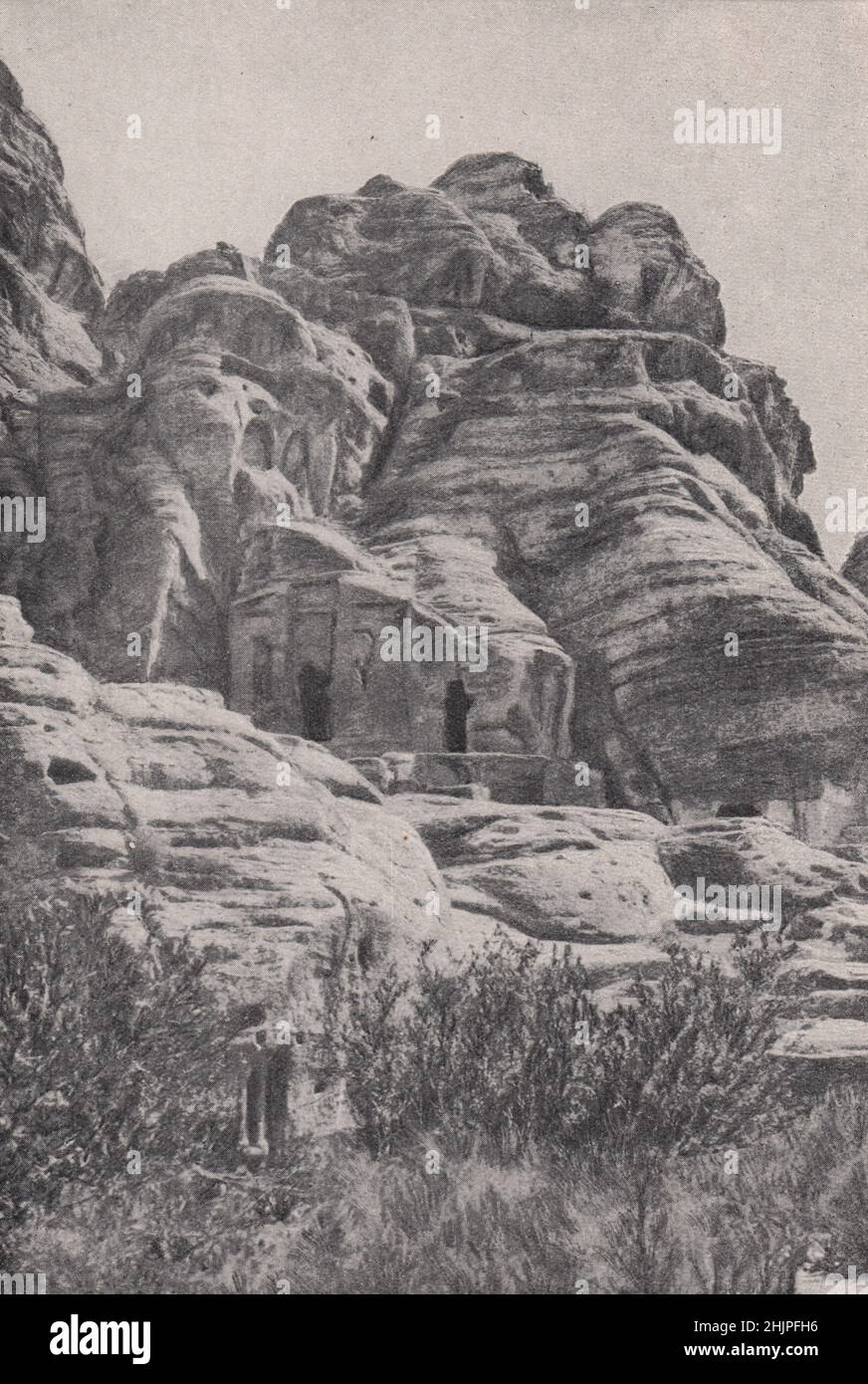Tumbas romanas cortadas en piedra arenisca erosionadas por siglos. Arabia (1923) Foto de stock