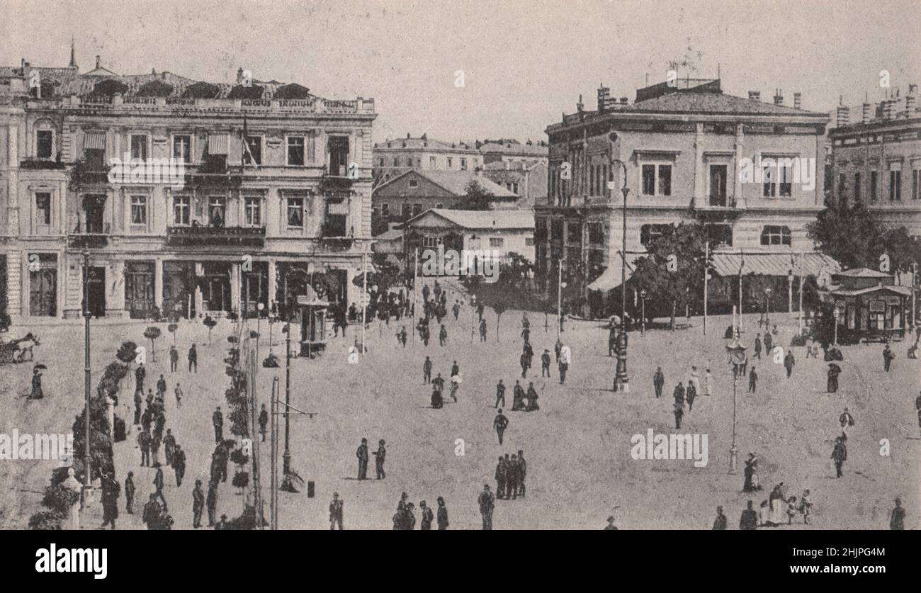 Plaza de la Constitución, en la que persiguen a los griegos ricos y centro de la vida social de la Atenas moderna. Grecia (1923) Foto de stock