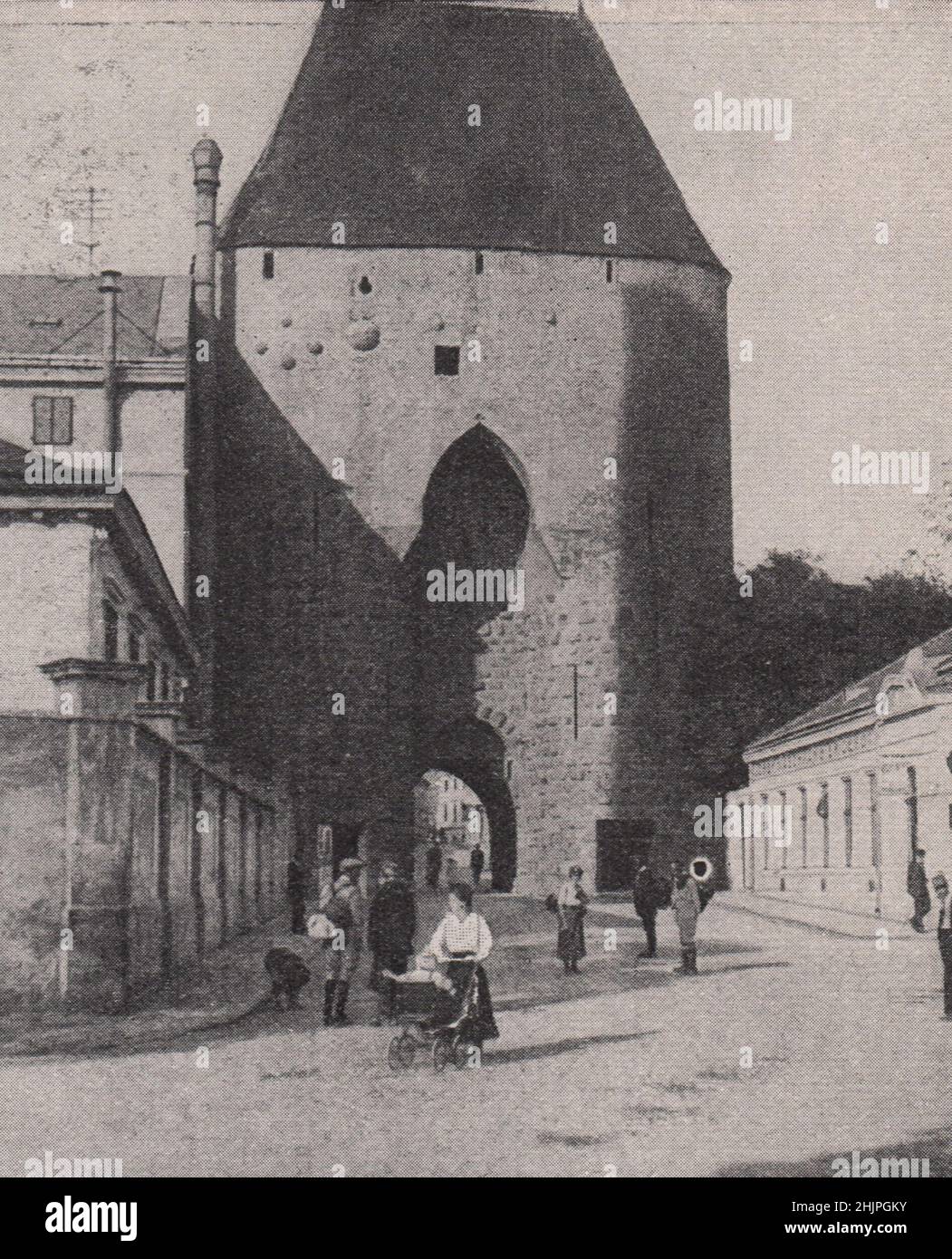 Puerta de la ciudad histórica de Hainburg. Austria (1923) Foto de stock