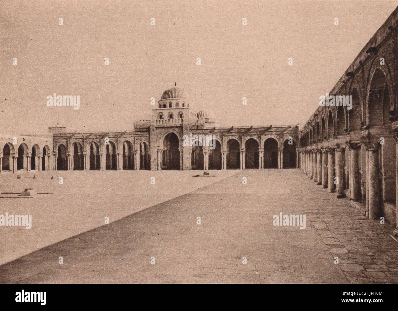 La gloria principal de Kairwan es la gran Mezquita de Okba. El maksura rectangular, abovedado, es una maravilla de pórfido y mármol. Túnez. Estados de Barbary (1923) Foto de stock