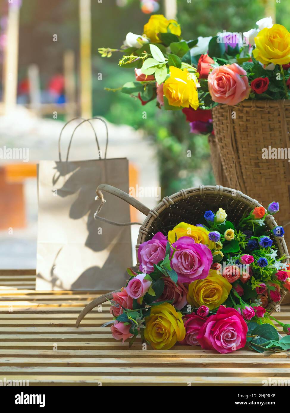 Hermoso ramo de rosas flor artificial en la cesta de mimbre vintage. Las  flores artificiales multicolor hechas de tela o tela parecen flores reales.  RET Fotografía de stock - Alamy