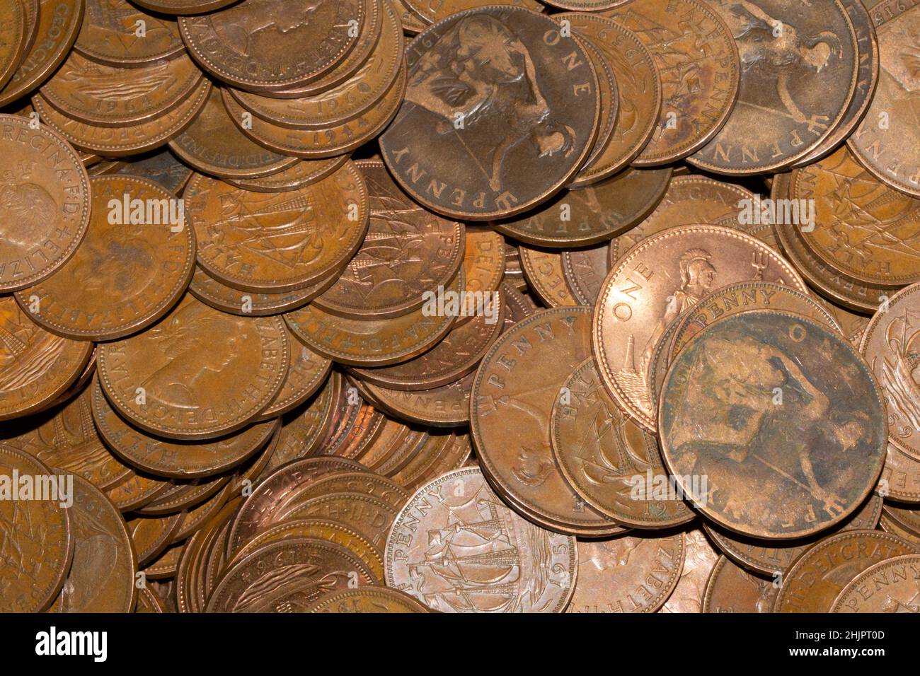 Una colección masiva de los Pennies anteriores de la deciminal y de los monedas inglesas de la mitad de Penny Foto de stock