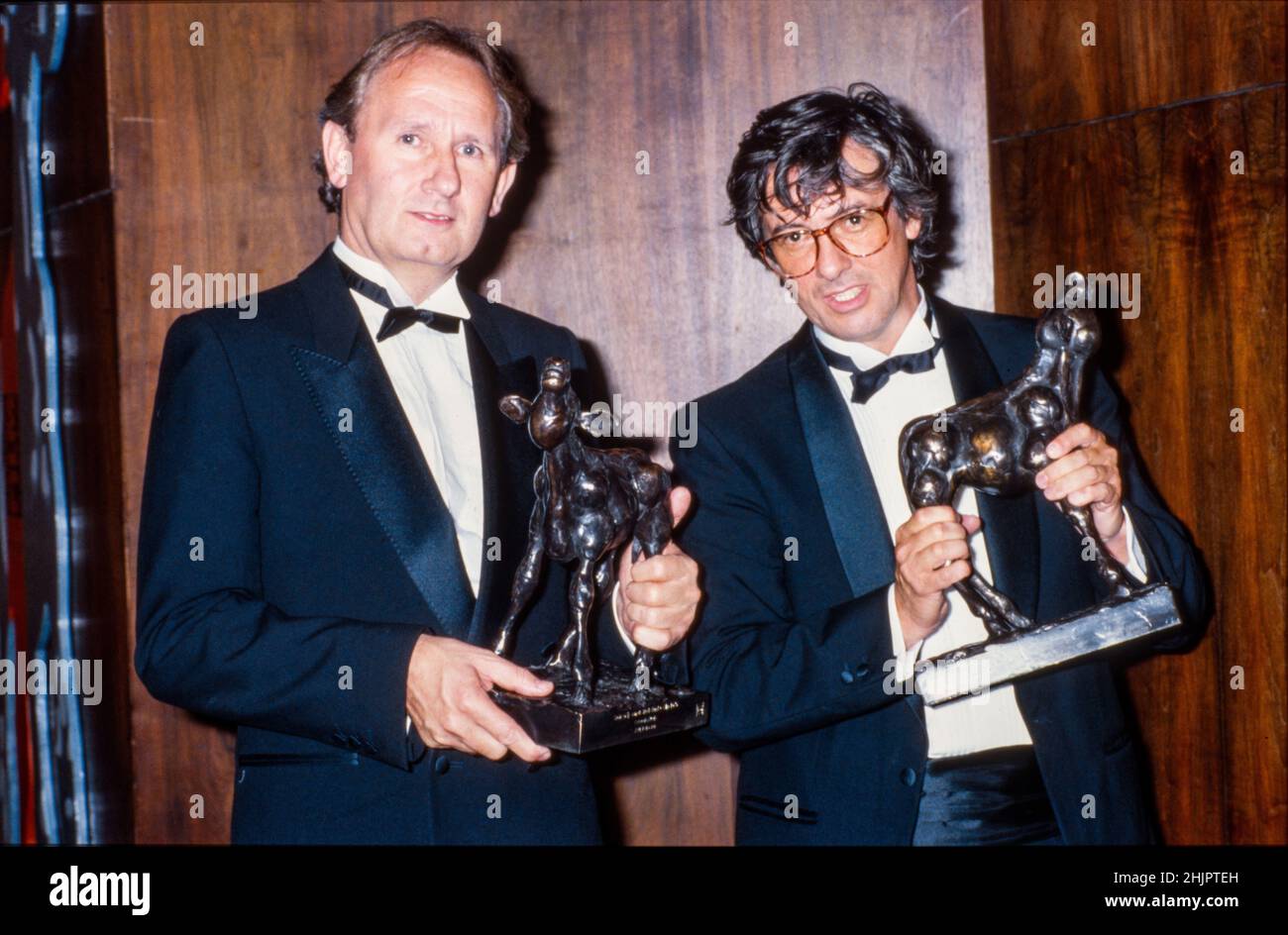 AMSTERDAM, HOLANDA, 04 DE OCTUBRE de 1985: Paul Verhoeven con el guionista Gijs Versluys con el precio de la película holandesa 'El Kalf de Oro' que ganaron para Foto de stock