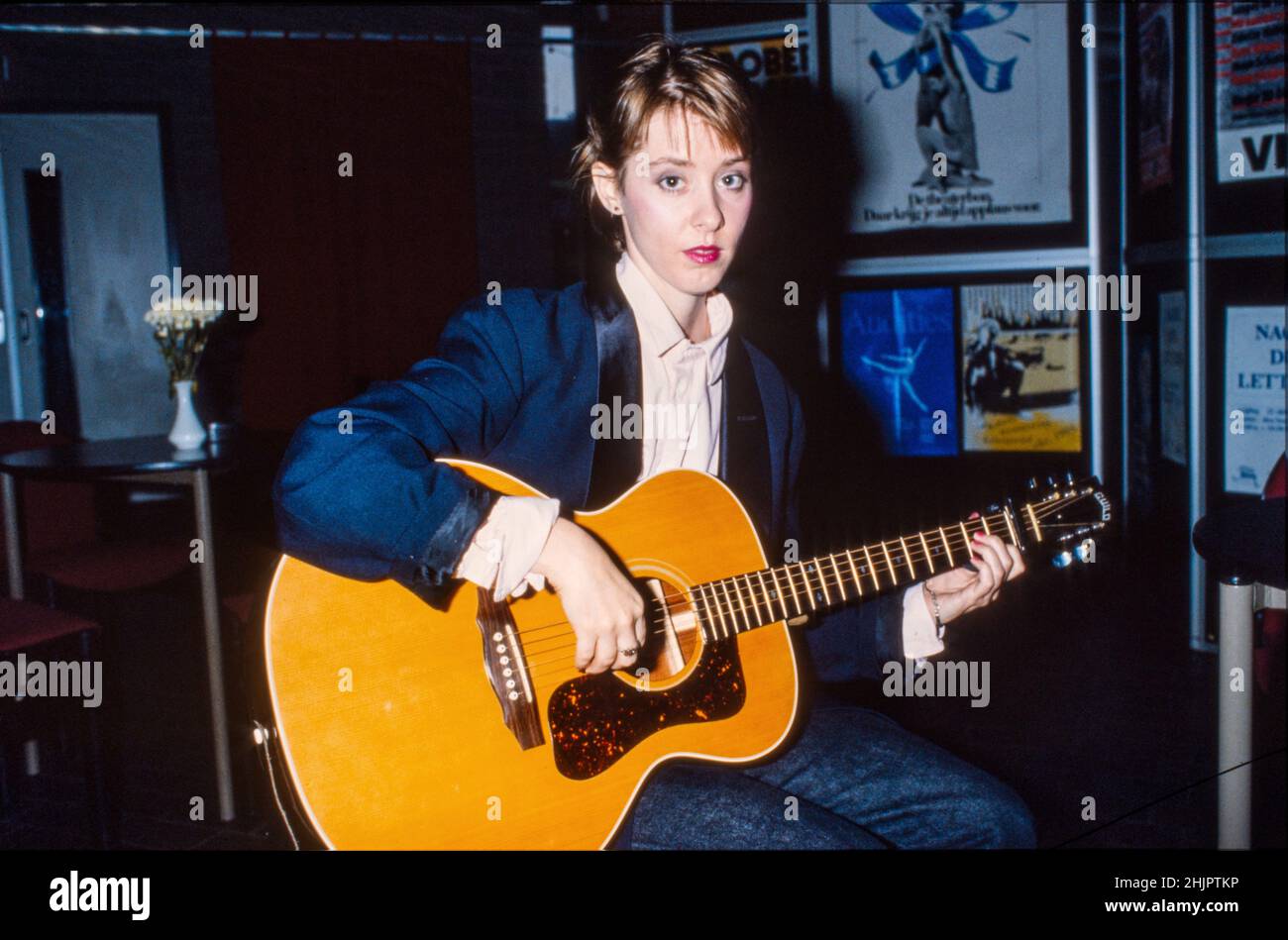 HILVERSUM, PAÍSES BAJOS - 06 DE NOVIEMBRE de 1985: Cantante y compositora estadounidense Suzanne Vega. Foto de stock