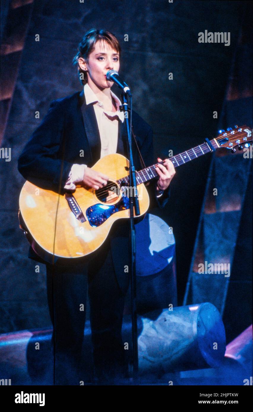 HILVERSUM, PAÍSES BAJOS - 06 DE NOVIEMBRE de 1985: La cantante y compositora estadounidense Suzanne Vega en la televisión holandesa. Foto de stock