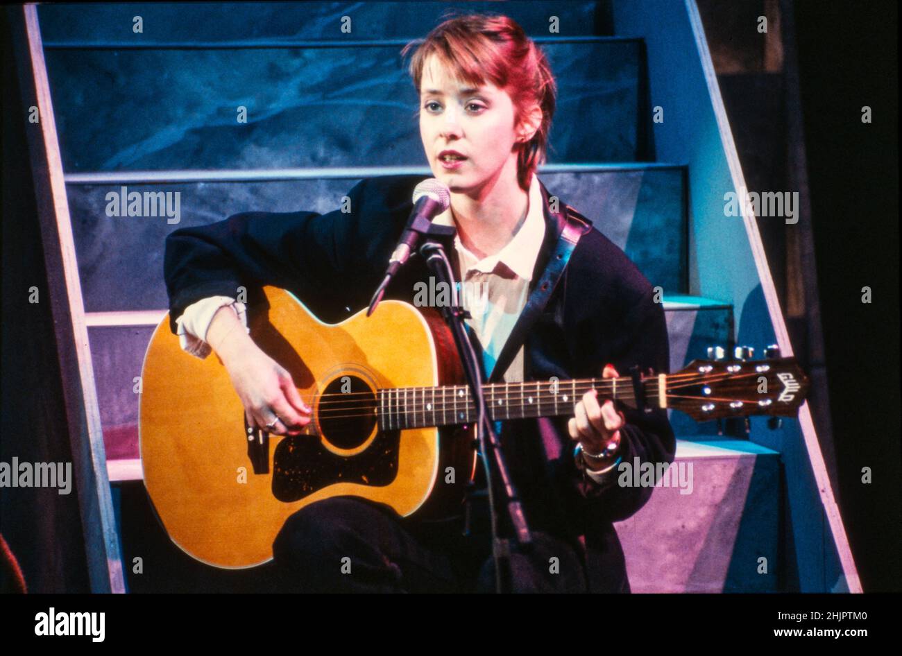 HILVERSUM, PAÍSES BAJOS - 06 DE NOVIEMBRE de 1985: La cantante y compositora estadounidense Suzanne Vega en la televisión holandesa. Foto de stock