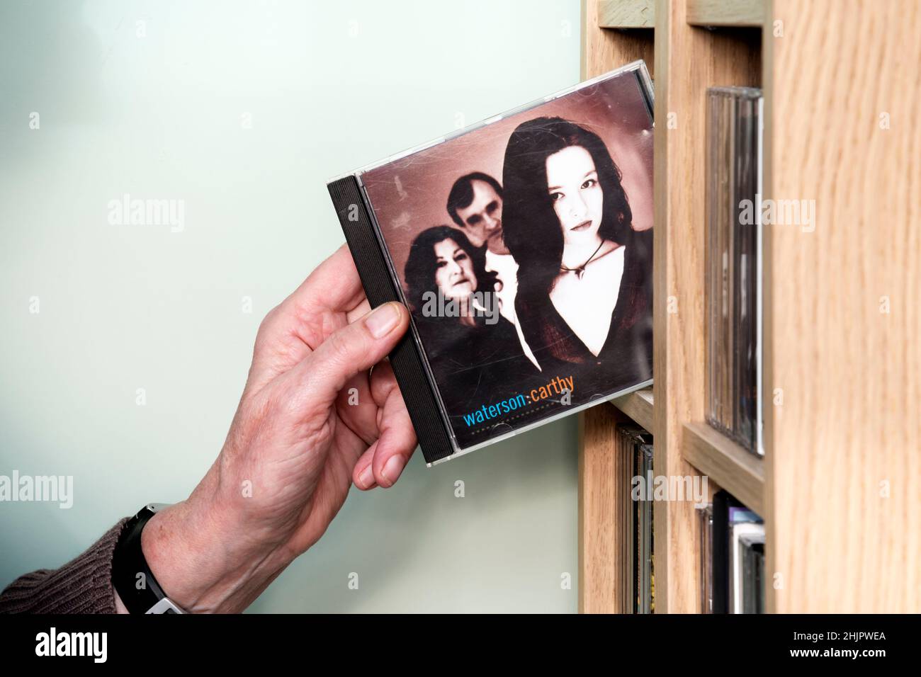 CD of Waterson:Carthy, 1st epónima álbum de 1994 del grupo folklórico inglés compuesto por Norma Waterson, Martin Carthy y Eliza Carthy siendo removidos del rack. Foto de stock