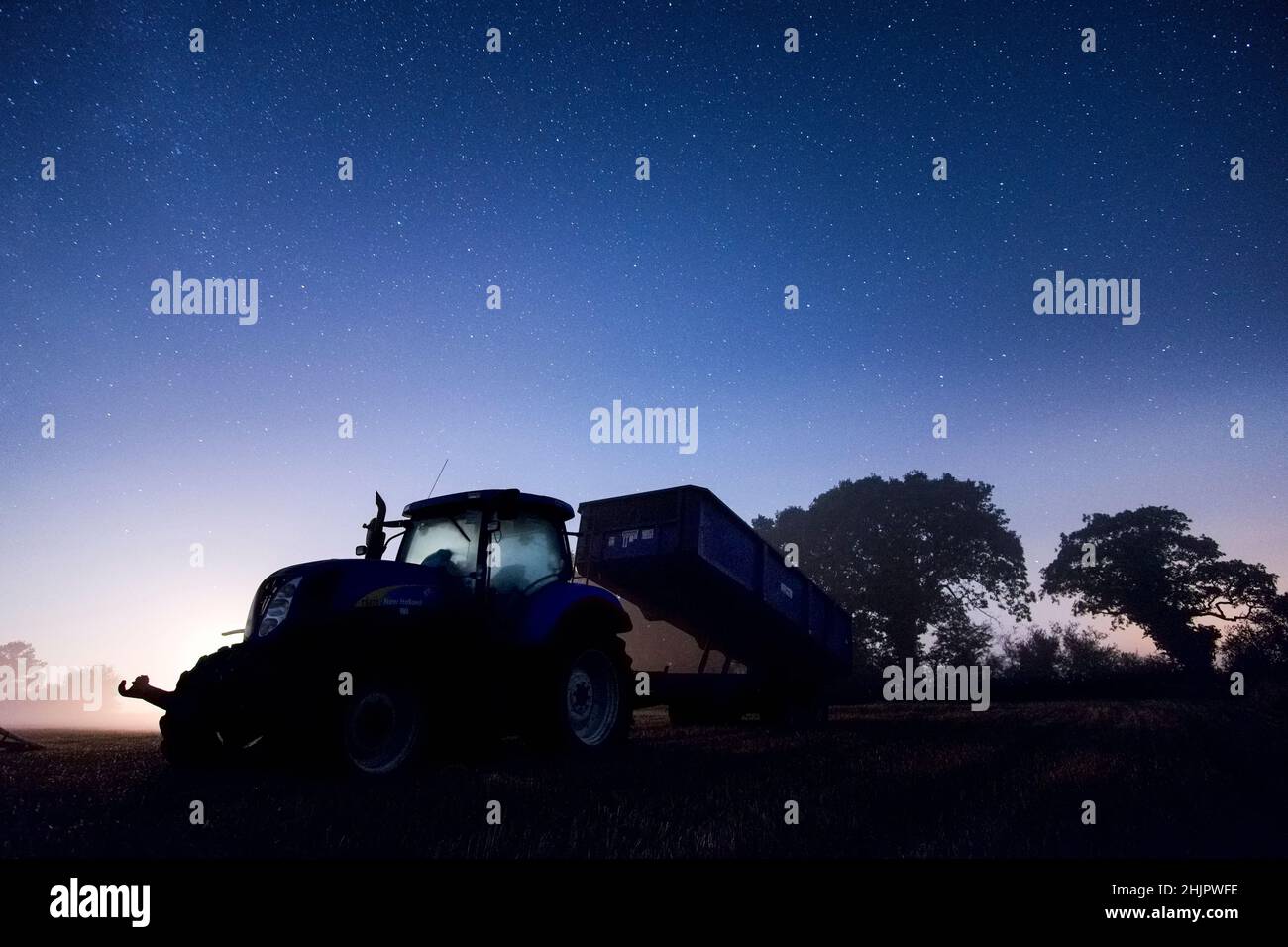 Tractor y remolque por la noche con cielo estrellado  Norfolk UK Foto de stock