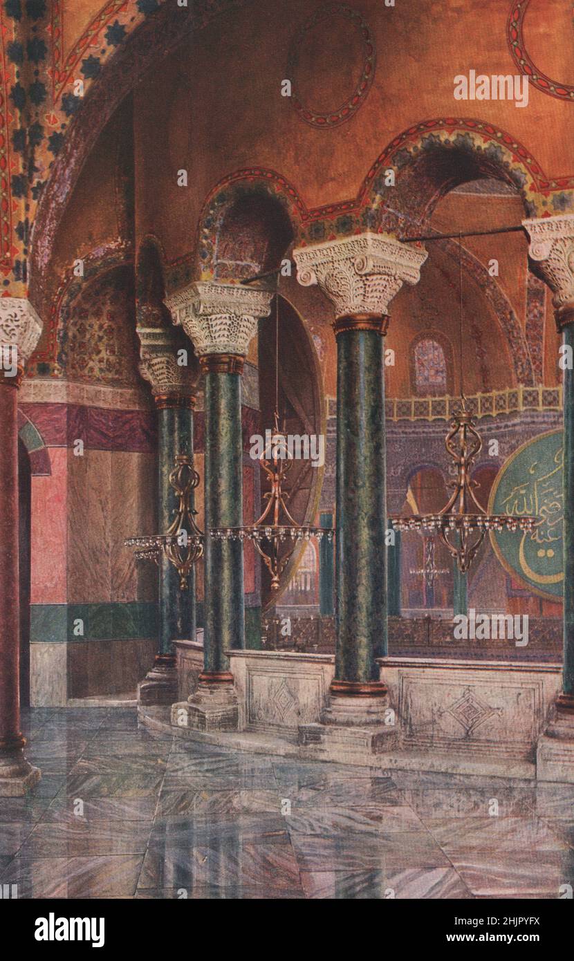 Raros mármoles de todo el mundo romano enriquecen a S. Sofía. Esta es la galería en la base de la cúpula. Turquía. Constantinopla Estambul (1923) Foto de stock