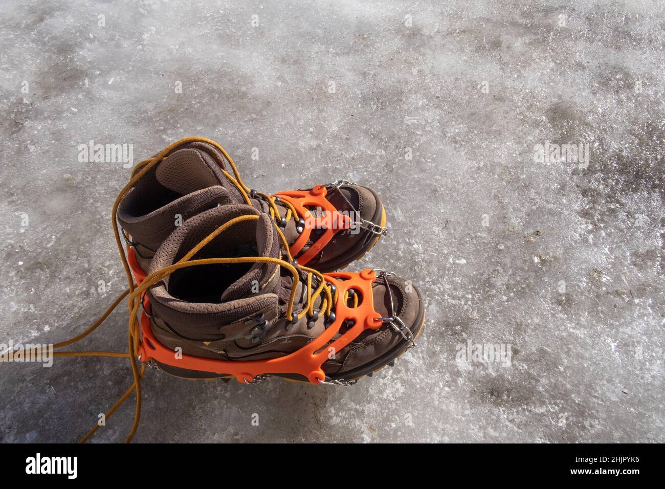 Botas de trekking con crampones de hielo, fuera de un refugio en enero en  medio del invierno en los Alpes italianos Fotografía de stock - Alamy