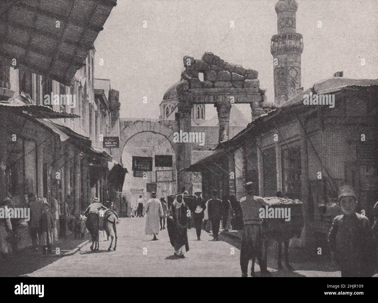 Puerta de entrada de los días greco-romanos por el famoso minarete octogonal. Siria. Damasco (1923) Foto de stock