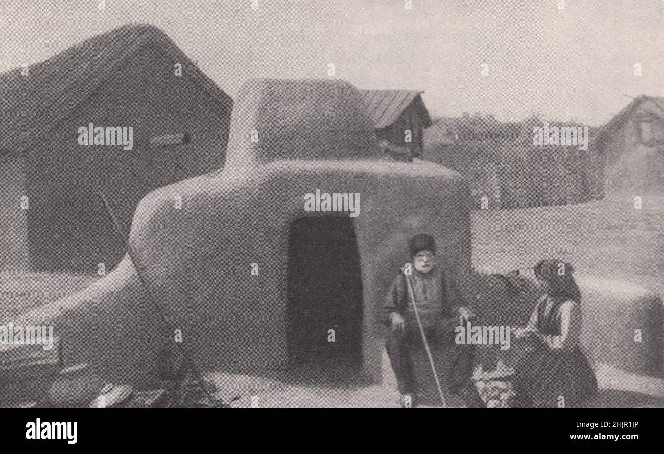Chimenea comunitaria en un asentamiento de tartar en la Dobruja. Rumania (1923) Foto de stock