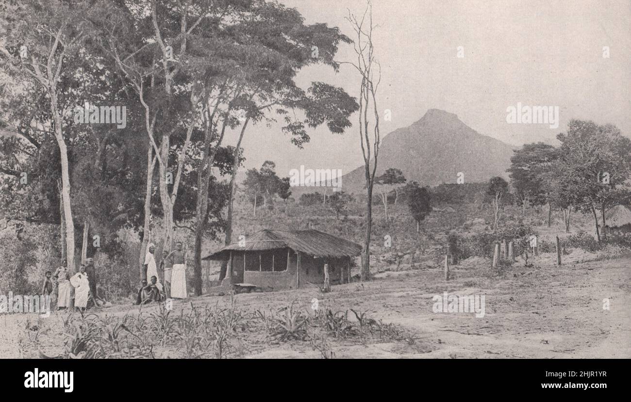 Mezquita y algunos seguidores de Mahomet en un pequeño pueblo de Nyasalandia. Malawi. África Oriental (1923) Foto de stock