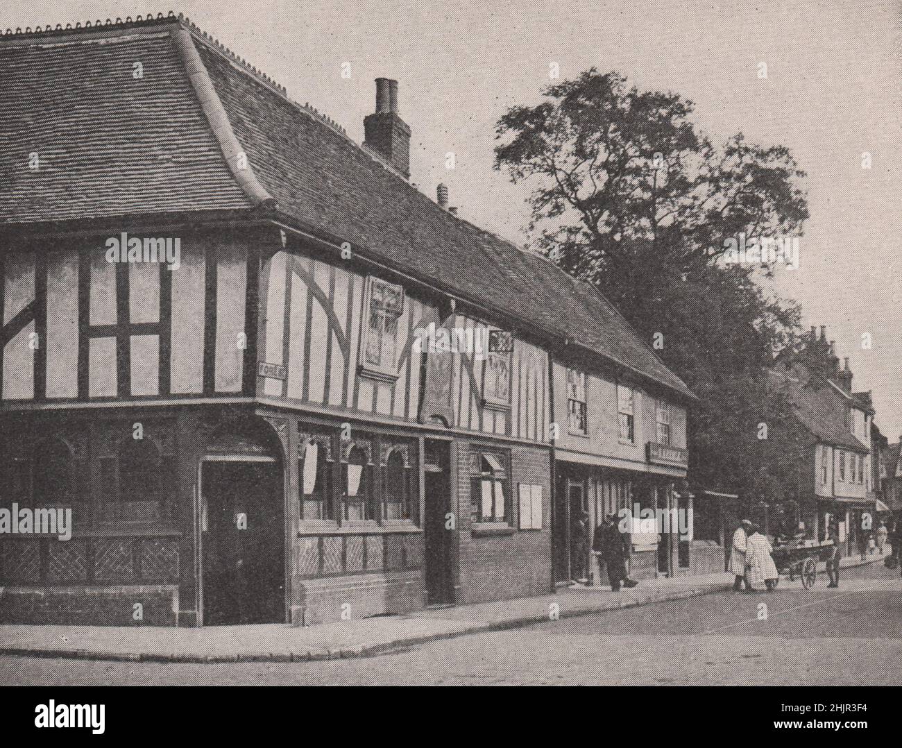 Una de las casas antiguas de madera en la calle principal, Ipswich. Suffolk. Alemania (1923) Foto de stock