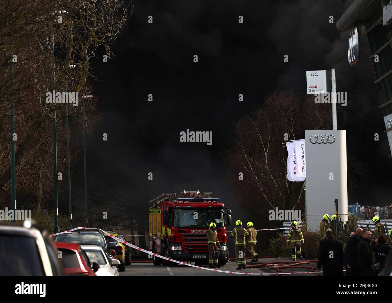 Nottingham, Nottinghamshire, Reino Unido. 31st de enero de 2022. Los bomberos se enfrentan a un incendio en un centro de reciclaje en una zona industrial de Dunkirk. Credit Darren Staples/Alamy Live News. Foto de stock