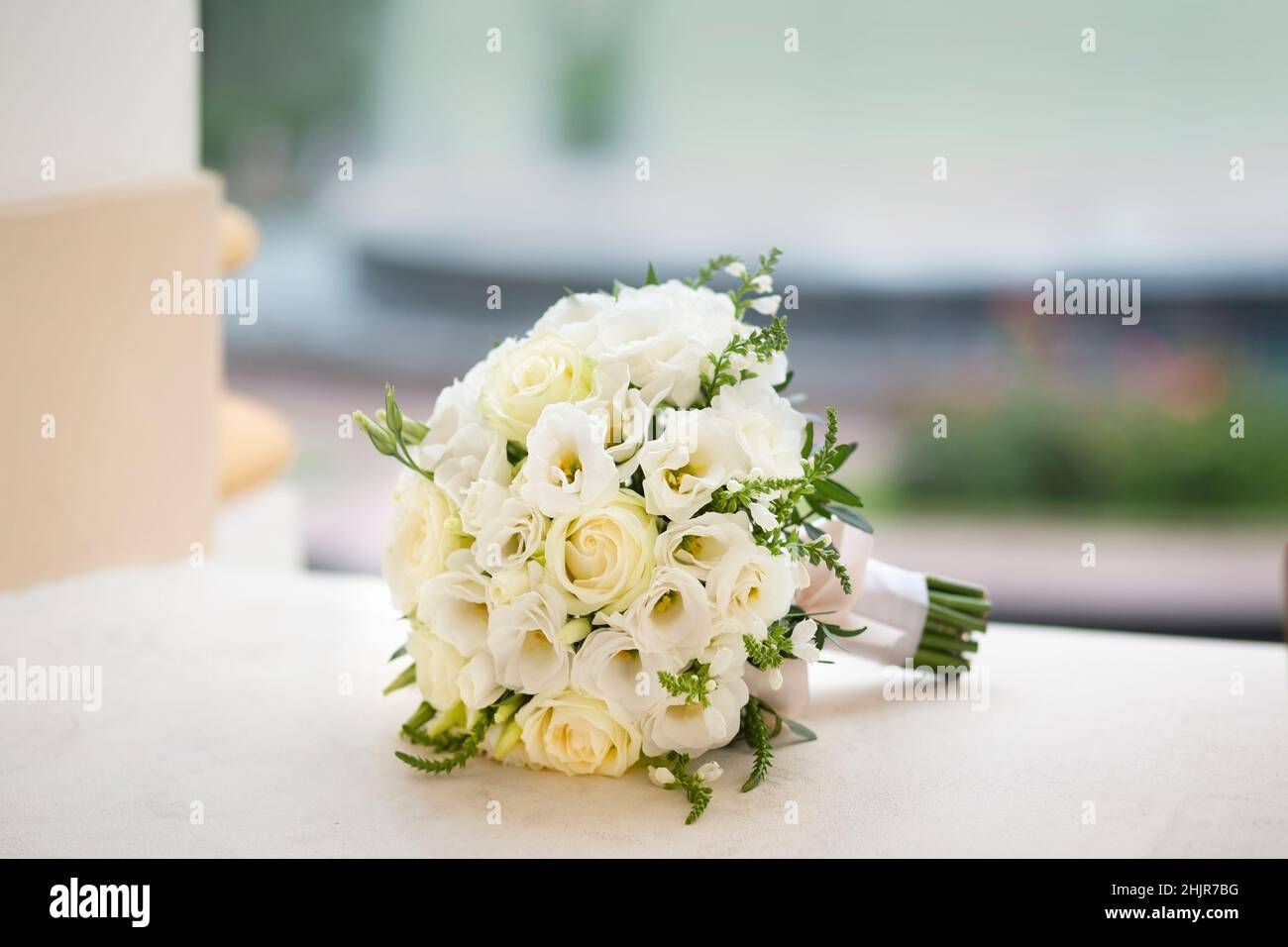 Bola redonda y hermosa novia bouquet de hermosas flores blancas sobre la mesa. Decoración de boda con flores. Lugar para bodas, atributos de texto. Romántico b Fotografía de stock - Alamy Bola redonda y hermosa novia bouquet de hermosas flores blancas sobre la mesa. Decoración de boda con flores. Lugar para bodas, atributos de texto. Romántico b Fotografía de stock - Alamy