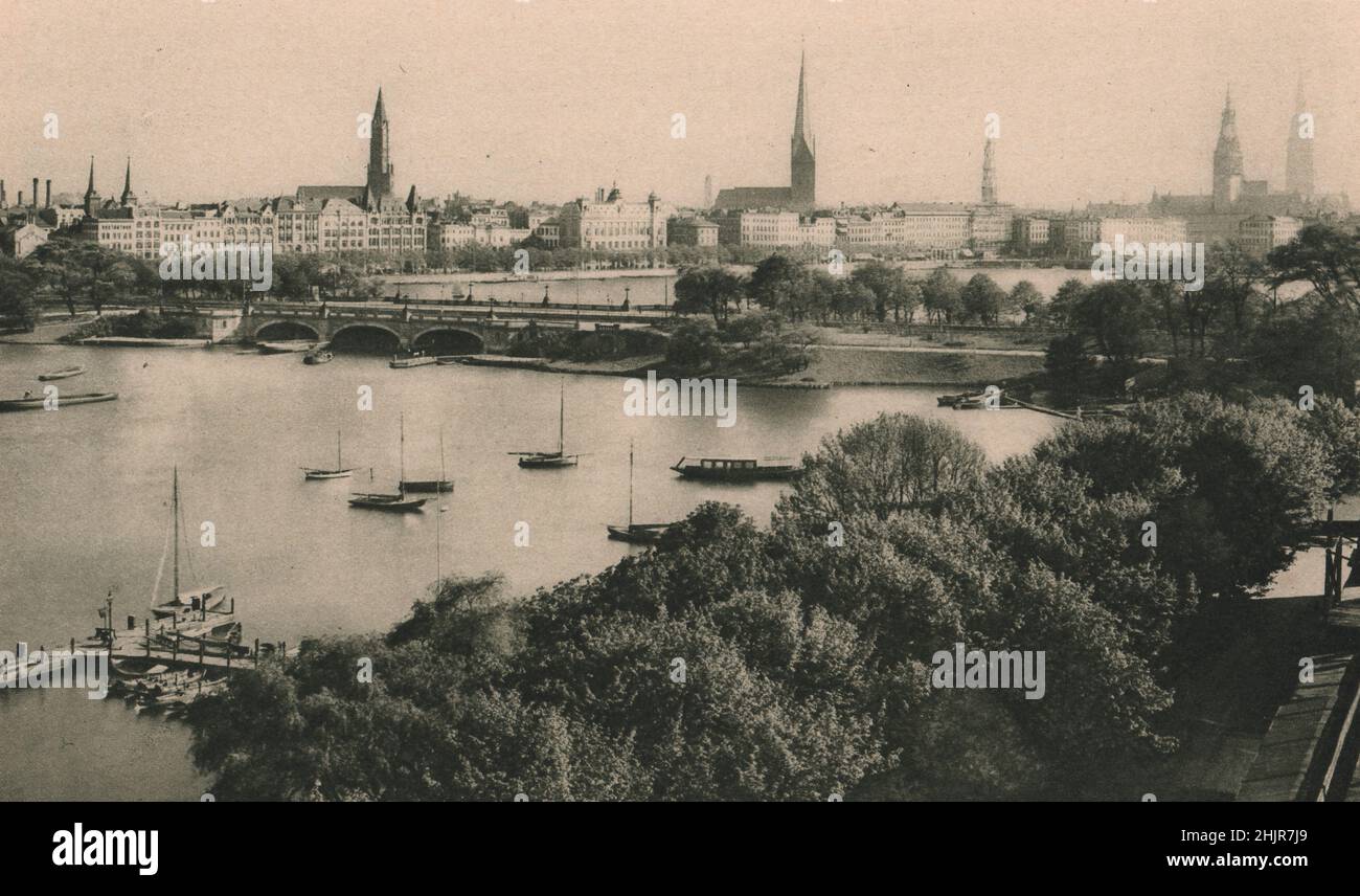 El puente Lombards con vista al interior y exterior Alster, sus villas y las torres y torres de Hamburgo (1923) Foto de stock
