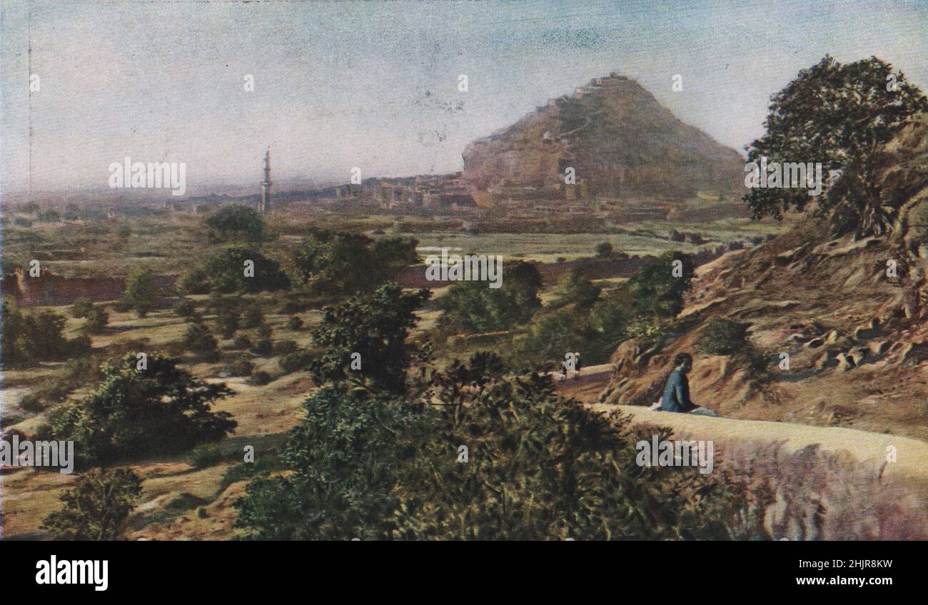 En los dominios de Nizam de Hyderabad se encuentra Daulatabad, una fortaleza del siglo 13th. India (1923) Foto de stock