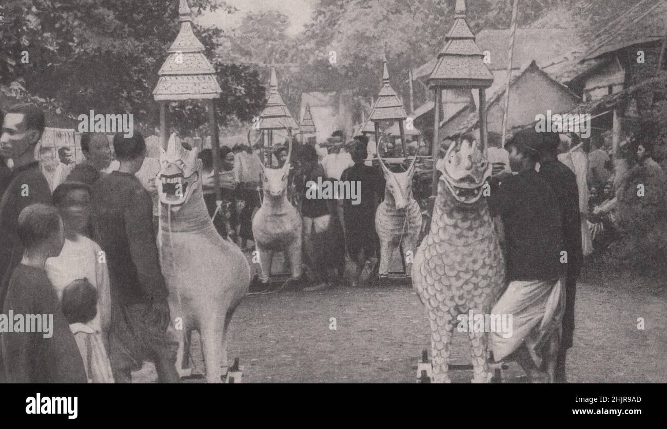 Terroríficas bestias alegóricas que forman parte de una procesión funeraria en Tong-rey. Vietnam (1923) Foto de stock