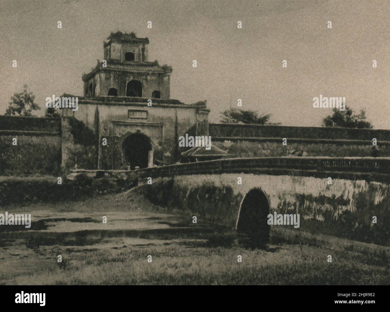 La ciudadela de Hué tiene el río en tres lados y un canal defiende el cuarto. Cerca están las tumbas de los gobernantes de Annam antiguo. Vietnam (1923) Foto de stock