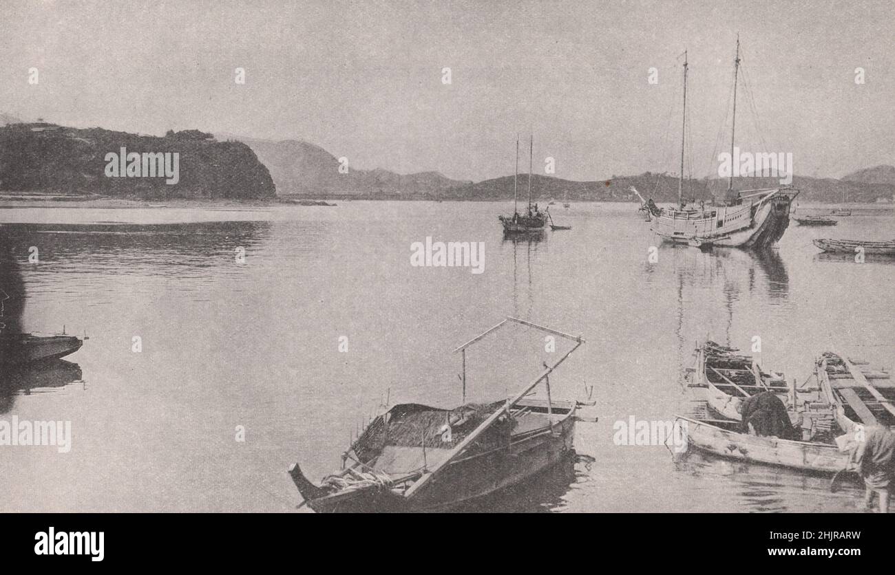 Aguas suaves frente a Tadotsu, la isla Shikoku, un puerto de escala para vapor en el mar interior. Japón (1923) Foto de stock