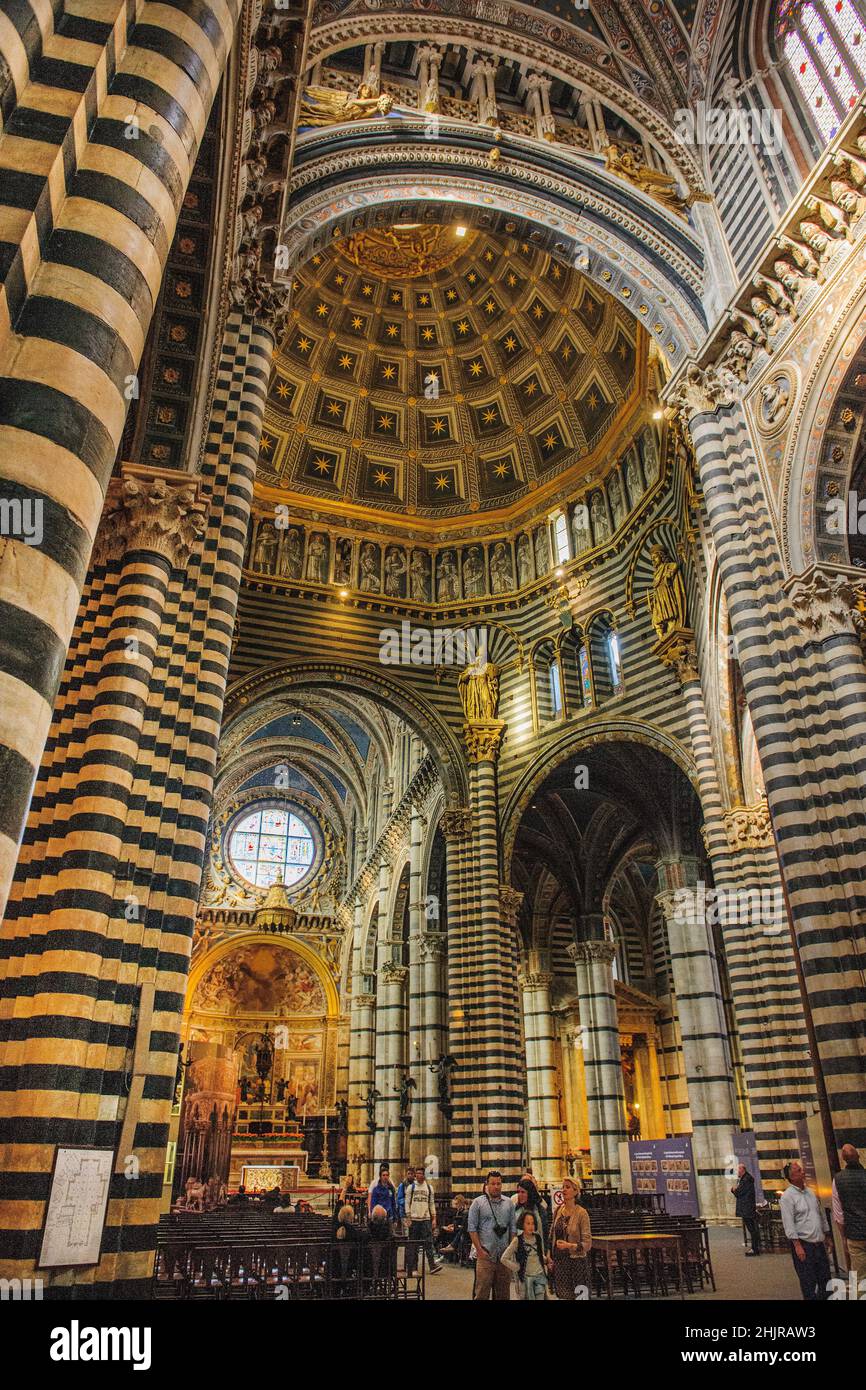 Altar und Apsis von Dom Cathedrale Santa Maria Assunta von Siena, daneben Säulen von romanisch-gotischer Baustil, Siena, Toskana, Italien, Europa Foto de stock