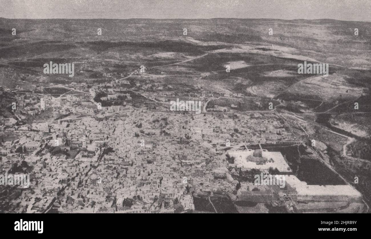 Vista aérea de la ciudad santa en su entorno elevado entre un grupo de alturas. Israel. Jerusalén (1923) Foto de stock